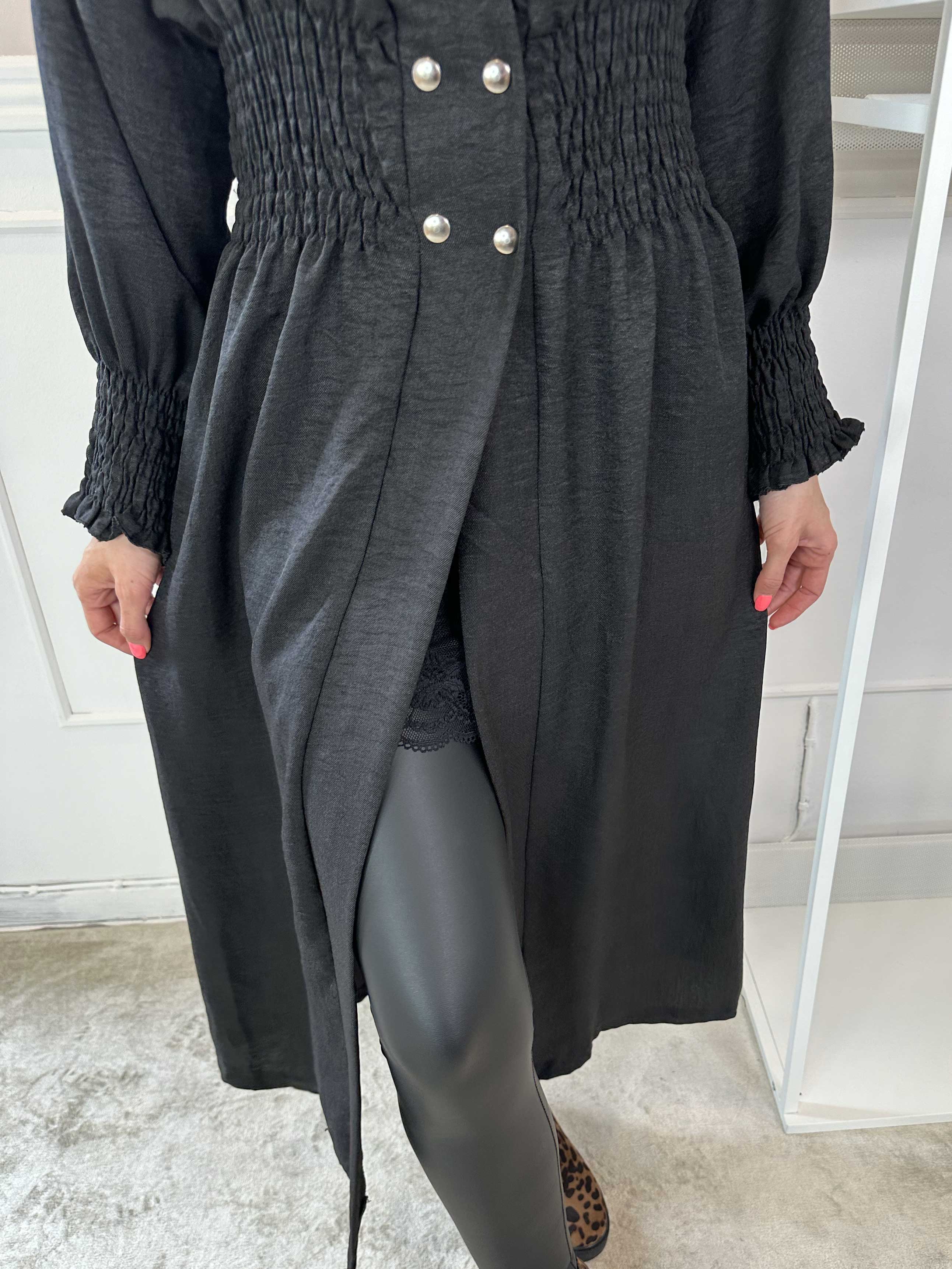 Samara - Söt klänning med smock och knappar